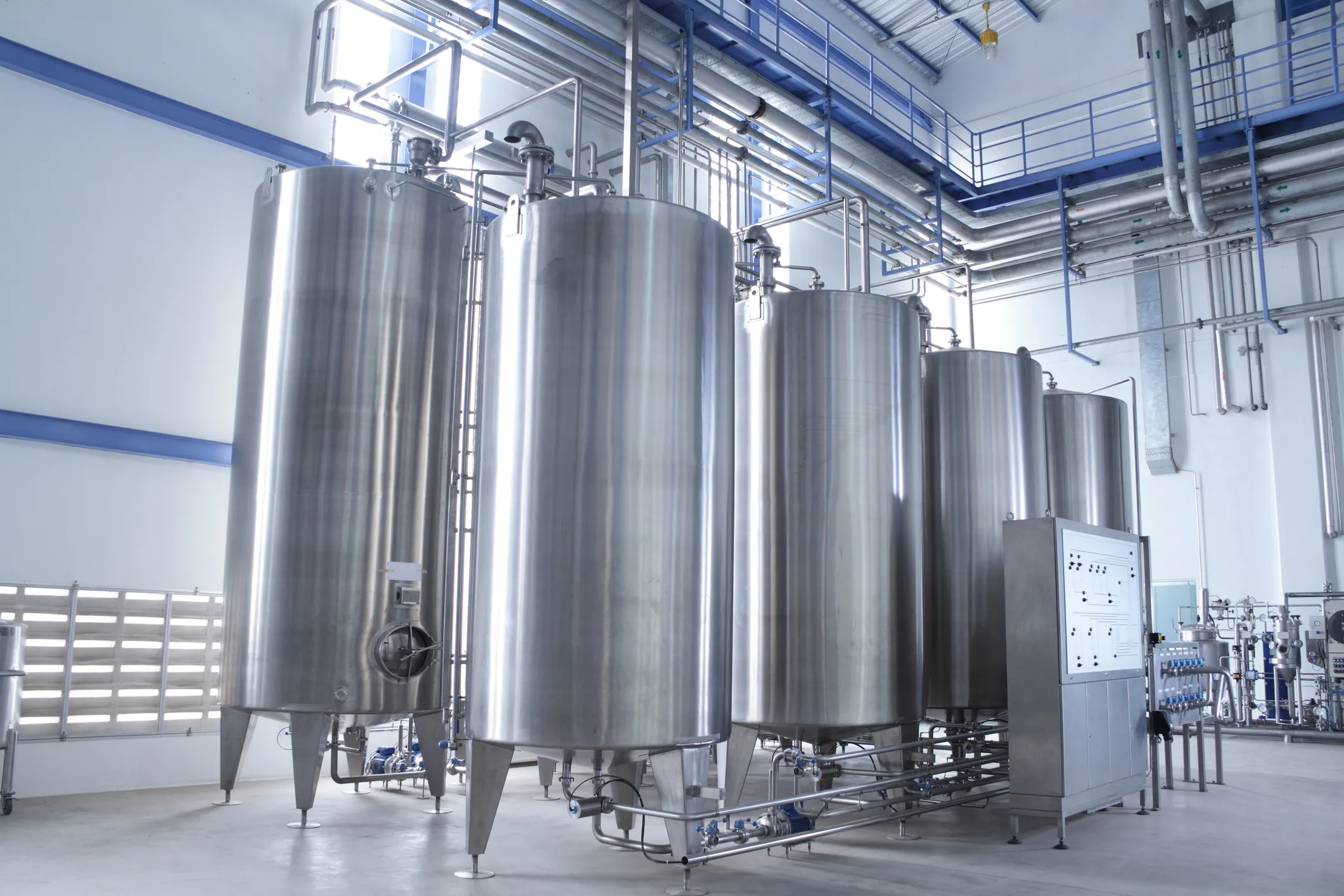 Tanks storing chemicals for MES and batch processes